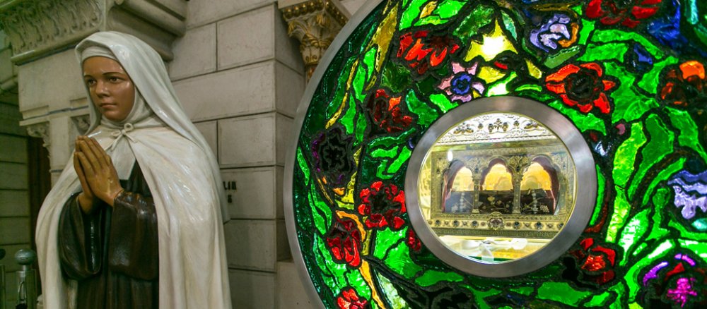 Statue und Reliqiuenschrein der seligen Mariam Baouardi