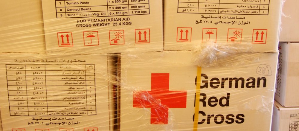 Die Hilfe wird vom Syrischen Arabischen Roten Halbmond (SARC) landesweit mit 3000 Freiwilligen verteilt. Weil es mehr Not als Hilfe gibt, erhalten manche Familien nur alle zwei Monate ein Paket.