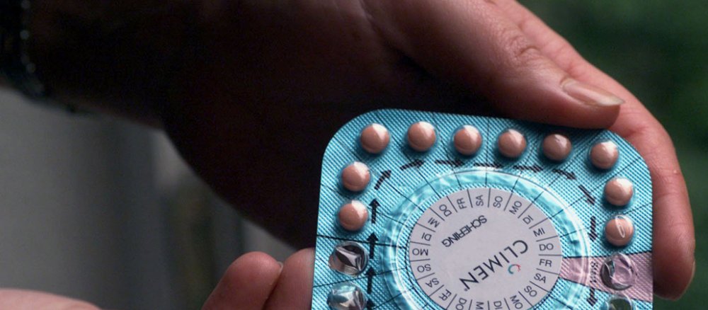 Empfängnisverhütung: Eine Frau hält eine Pillenpackung in den Händen.