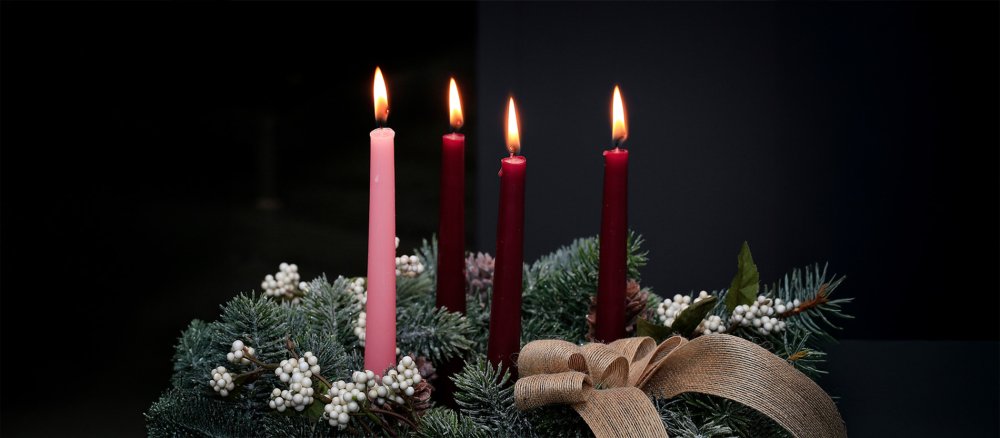 Rot, Lila oder Rosa – Welche Farbe haben die Kerzen am Adventskranz?