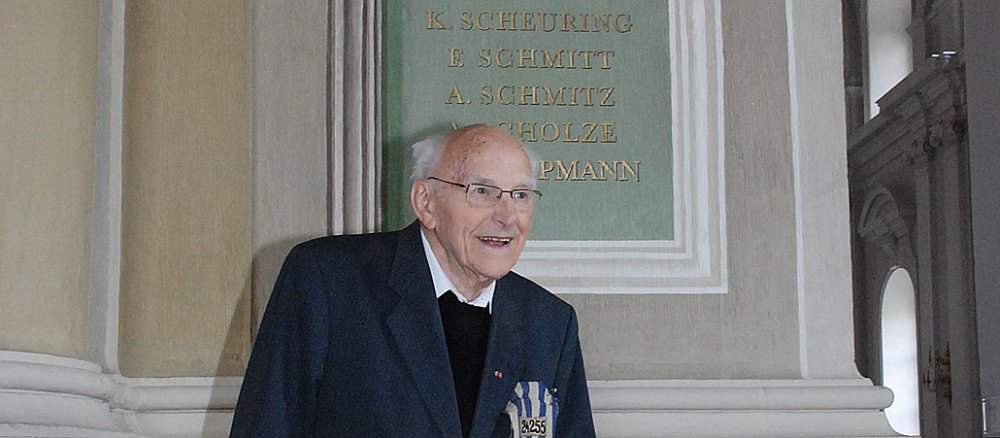 Prälat Hermann Scheipers 2011 in der Gedächtniskapelle der Dresdner Kathedrale vor den Namen der Priester, die in den Konzentrationslagern der Nazis "gelitten haben um Christi willen".