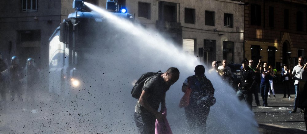 Mit Wasserwerfern ging die römische Polizei gegen Flüchtlinge vor