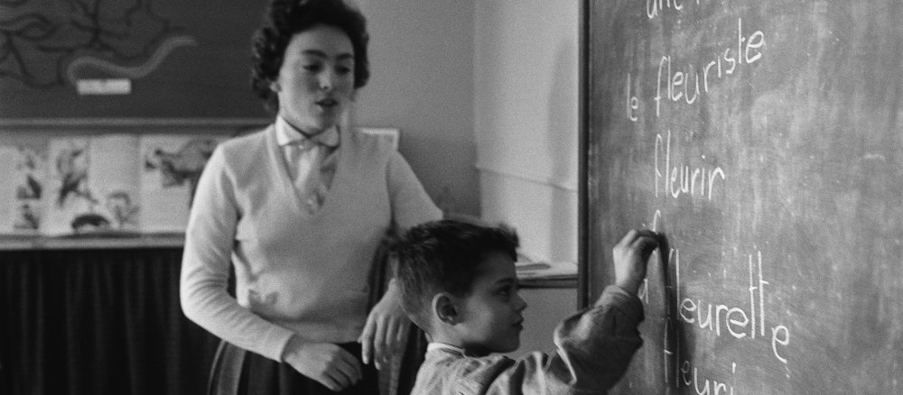 Ein Schulkind an der Tafel um 1950