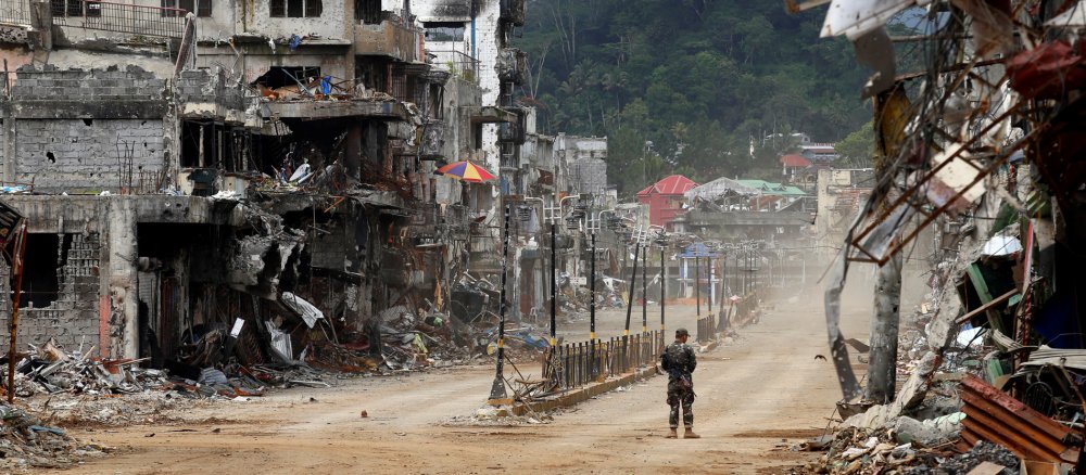 Ein Soldat steht in den Straßen der von Kampfhandlungen schwer zerstörten Stadt Marawi auf den Philippinen.