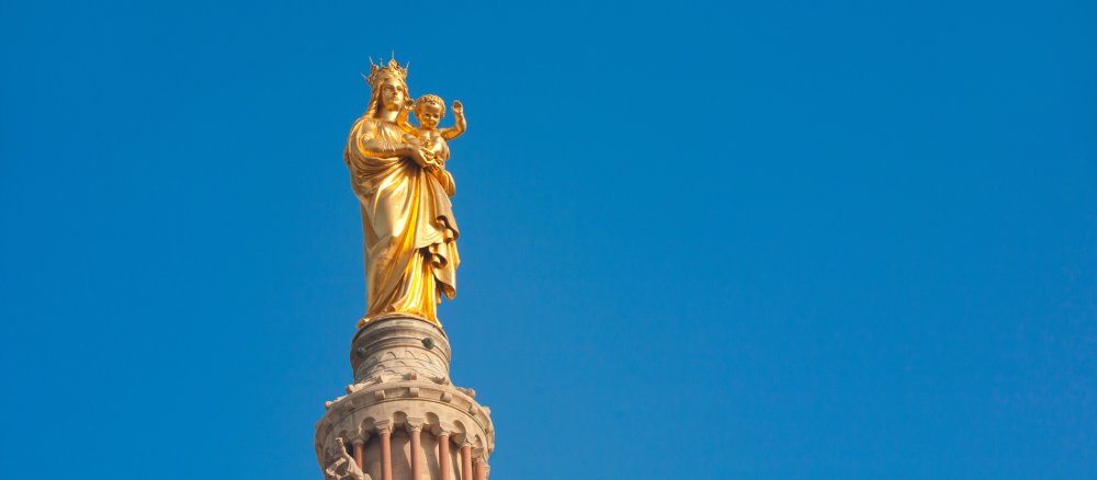Die goldene Marienstatue auf dem Turm der Kirche Notre Dame de la Garde in Marseille, Frankreich.