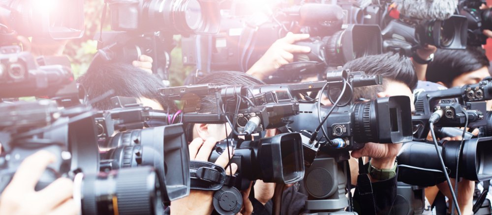 Kameras bei Pressekonferenz
