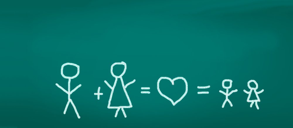Strichmännchen auf Tafel: Mann + Frau gleich Herz gleich Kinder
