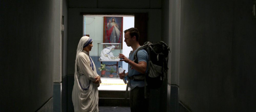 Eine Missionarin der Nächstenliebe begrüßt einen Freiwilligen in einer Ordenseinrichtung in Kalkutta.