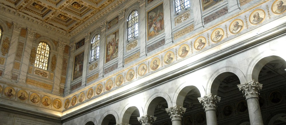 Medaillons verschiedener Päpste in der Kirche Sankt Paul vor den Mauern, eine der Papstbasiliken von Rom. Insgesamt sind 266. Päpste mit Porträts in dieser Kirche verewigt.