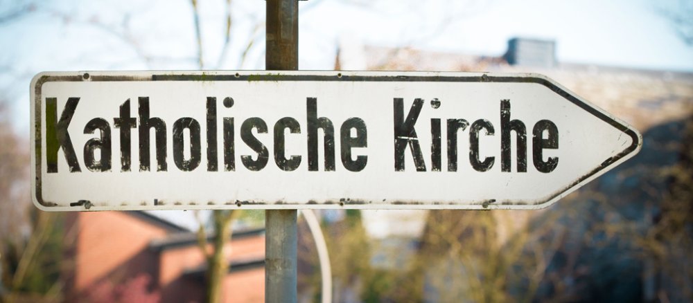 Hinweisschild "katholische Kirche"