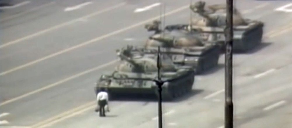 Der "Tank Man" steht am 5. Juni 1989 im Zentrum von Peking einigen Panzern gegenüber.