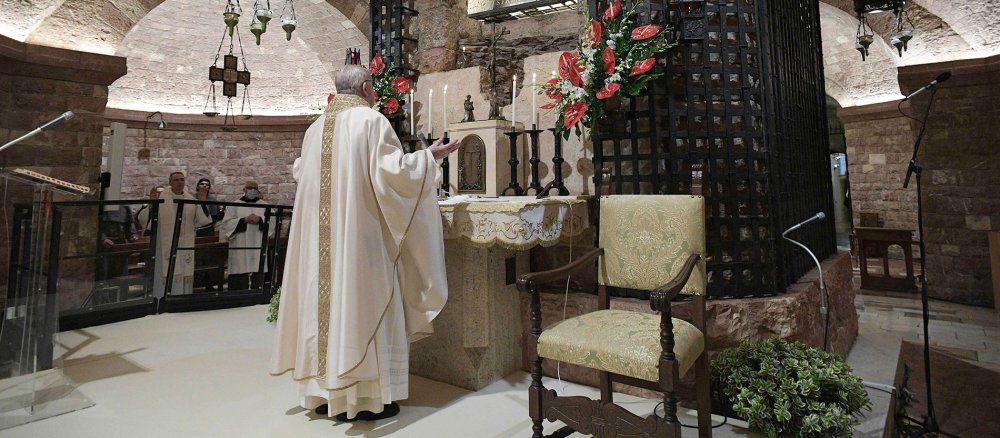 Papst Franziskus betet in Assisi am Tag der Unterzeichnung seiner Enzyklika Fratelli Tutti