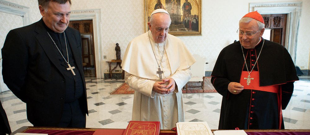 Papst Franziskus bei der Übergabe der neuen Übersetzung des italienischen Messbuchs durch den Vorsitzenden der italienischen Bischofskonferenz, Kardinal Gualtiero Bassetti (r).
