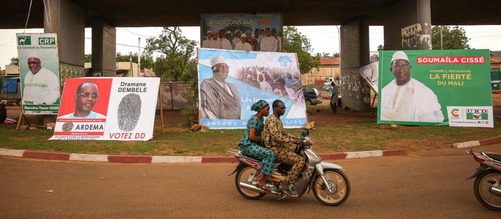 In Malis Hauptstadt Bamako stehen große Werbeplakate zur bevorstehenden Präsidentenwahl.