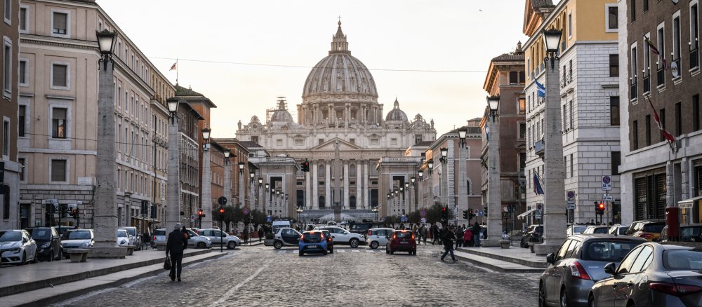 Blick über die Via della Conciliazione auf den Petersplatz und Petersdom