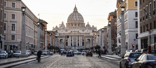 Blick über die Via della Conciliazione auf den Petersplatz und Petersdom