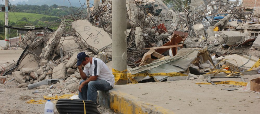 Ein Mann sitzt nach einem Erdbeben in der ecuadorianischen Stadt Pedernales zwischen den Trümmern.