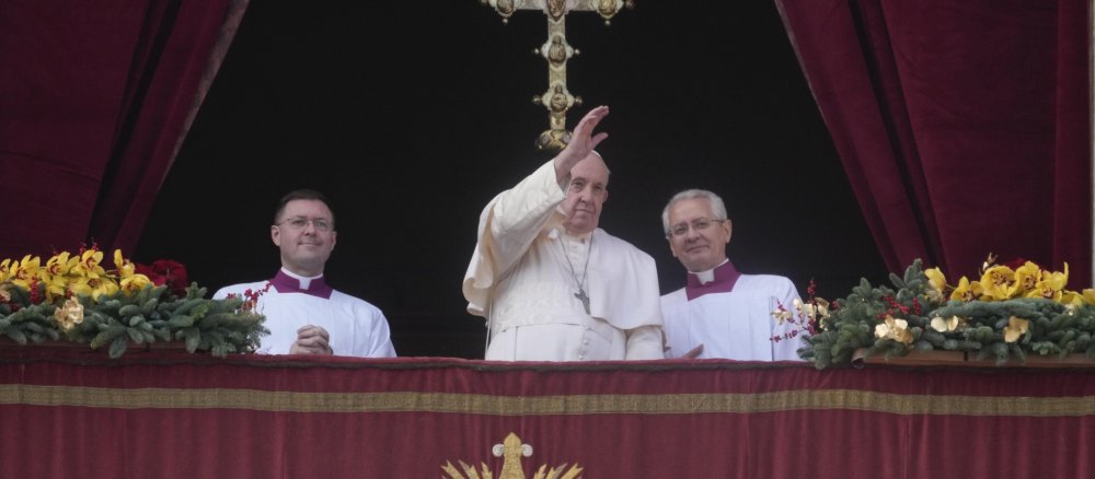 Pope Francis gives the blessing "Urbi et Orbi"