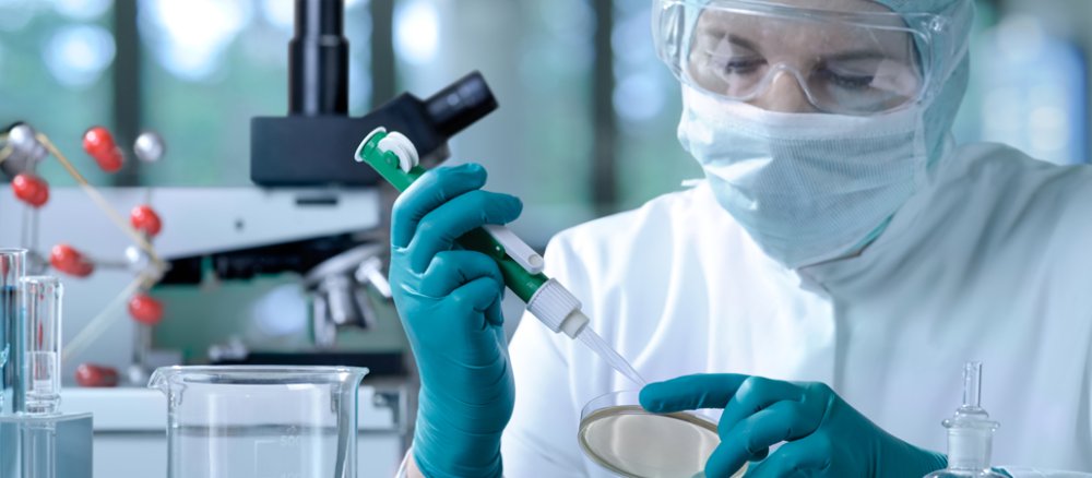 Eine Wissenschaftlerin arbeitet in der Genforschung.