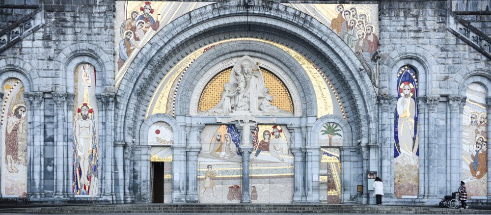 Fassade der Rosenkranz-Basilika mit Mosaiken des Theologen und Künstlers Marko Rupnik