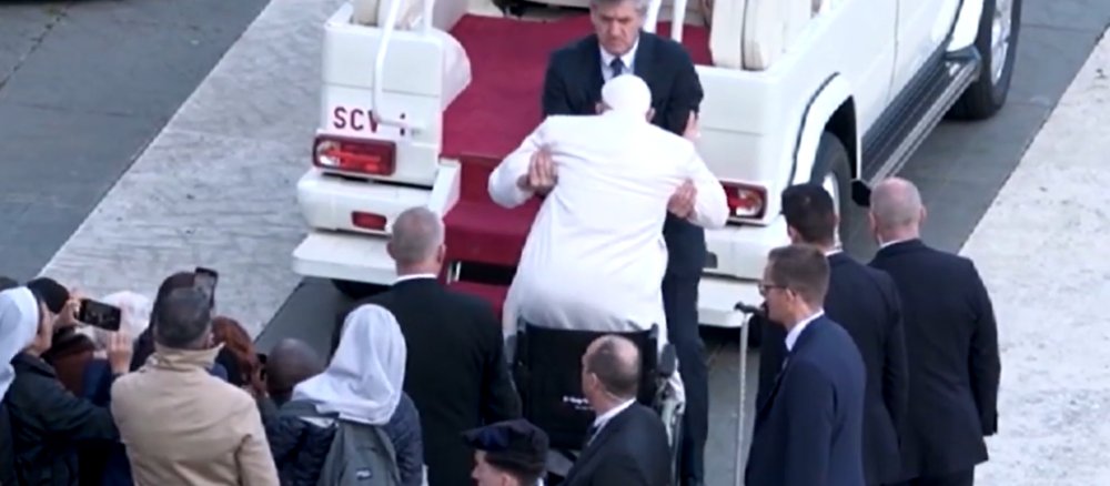 Papst Franziskus auf dem Petersplatz im Rollstuhl