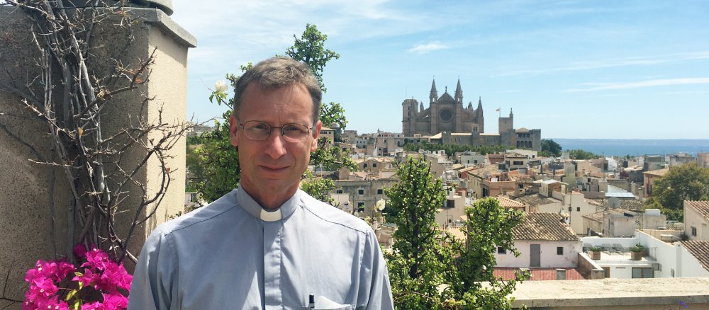 Pfarrer Andreas Falow mit der Kathedrale von Palma im Hintergrund
