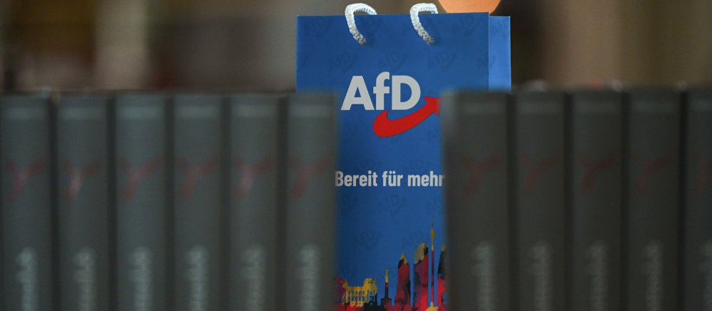 Werbe-Tüte der AfD in einer Kirche