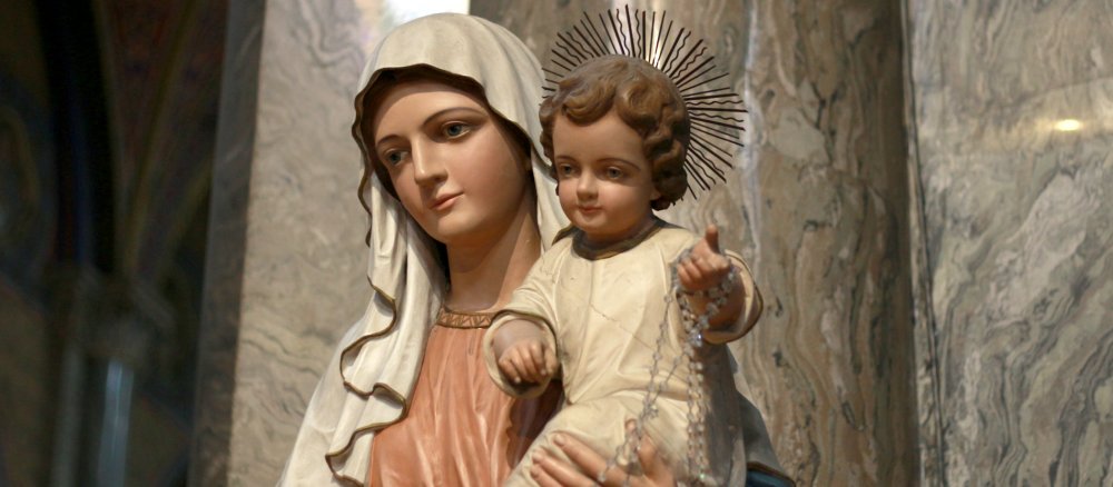 Statue von einer Madonna mit Jesuskind.