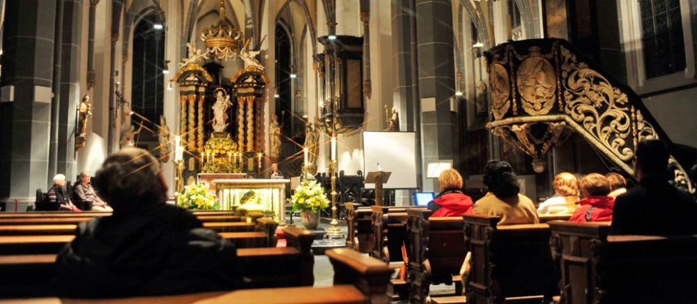 Menschen beim Gebet: DerJust-try-Gottesdienst findet einmal im Monat in der Basilika St.Lambertus in der Düsseldorfer Altstadt statt