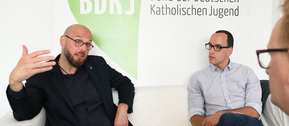 BDKJ-Bundespräses Stefan Ottersbach und BDKJ-Bundesvorsitzender Gregor Podschun im Gespräch