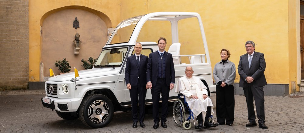 Mercedes-CEO Ola Källenius (2. v.l.) hat Papst Franziskus das neue Papamobil im Vatikan übergeben.
