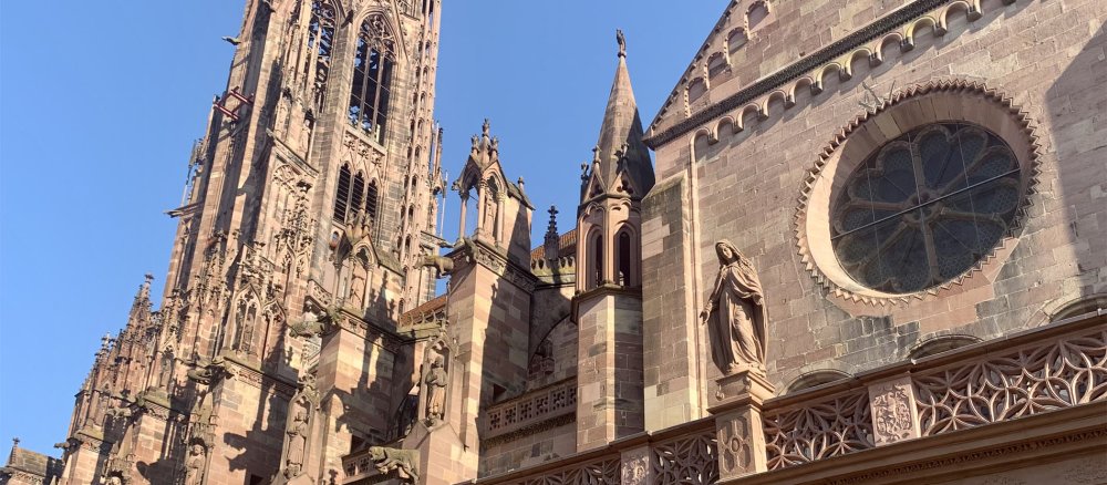 Eine steinerne Marienstatue am Freiburger Münster