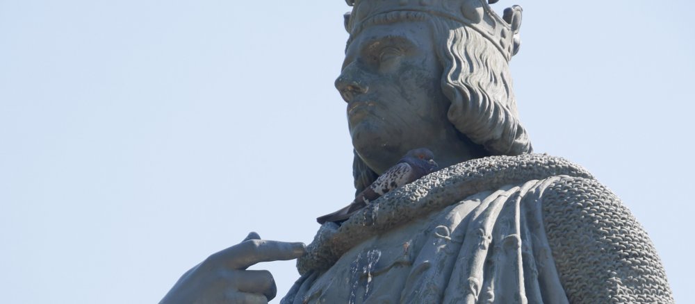 Eine Statue zeigt den französischen König Ludwig IX.