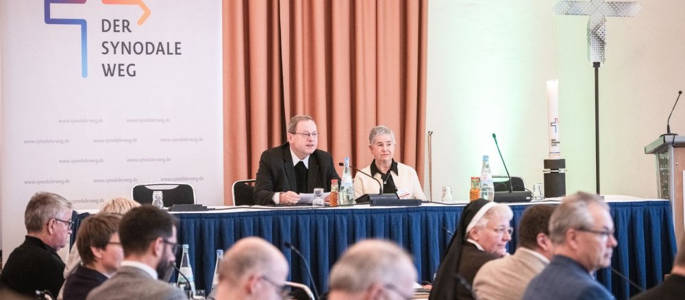 Bischof Georg Bätzing und Irme Stetter-Karp bei der letzten Sitzung des Synodalen Ausschusses in Fulda