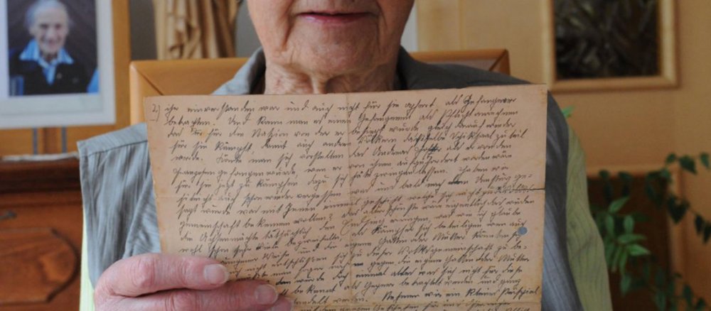 Ein neuer handschriftlicher Text Franz Jägerstätters ist Ende 2021 aufgetaucht. Seine Tochter Maria Dammer hält es in der Hand.