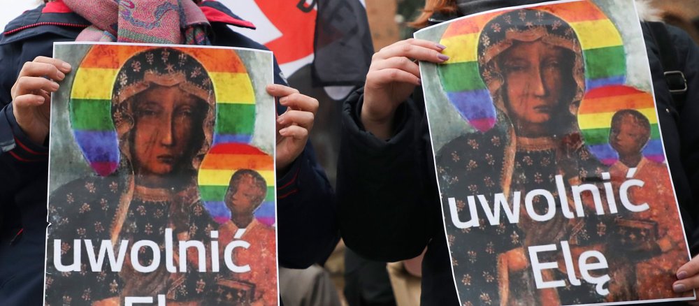 Eine Demonstration mit der Darstellung der Tschenstochau-Madonna mit Regenbogen-Heiligenschein. Auf der Ikone steht "Befreit Ela!"
