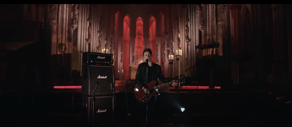 Michael Patrick Kelly bei einem Konzert im dunklen Kölner Dom