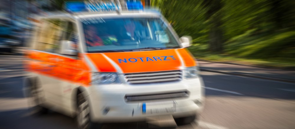 Ein Notarztwagen eilt zum Unfallort