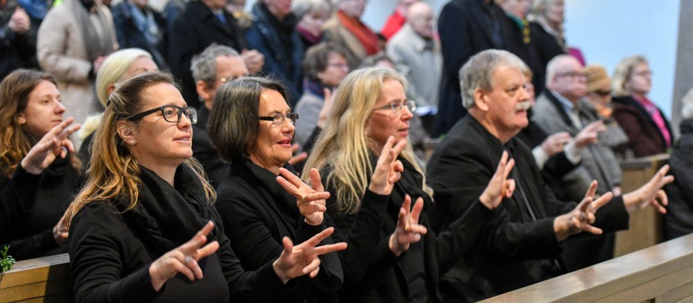 Gottesdienstbesucher gebärden ein Gebet