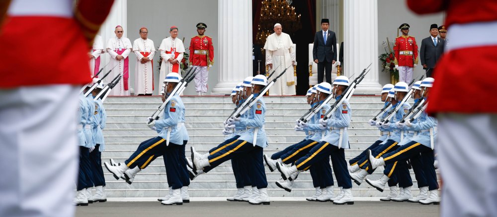 Pope Francis and Joko Widodo during the official welcoming ceremony