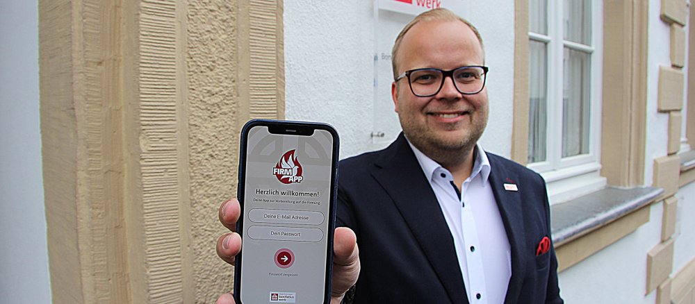 Julian Heese mit der Firm-App