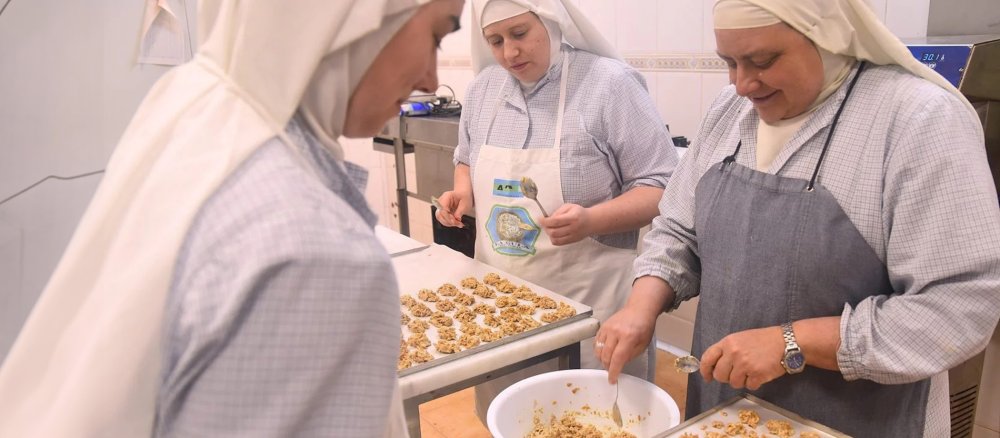 Drei Klarissen von Belorado in der Klosterküche beim Herstellen von Gebäck