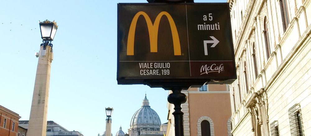 Werbung für ein Mc Donald's-Restaurant auf der Via della Conciliazione in der Nähe des Vatikan in Rom.
