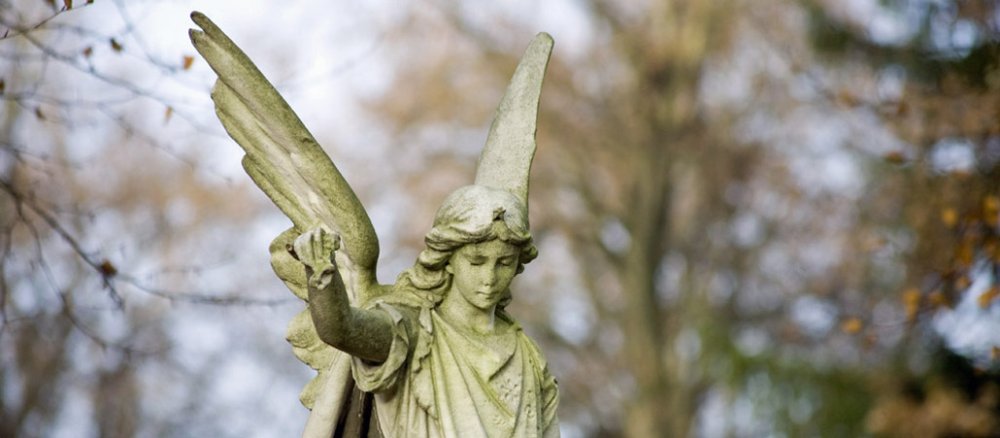 Ein Engel auf einem Friedhof.