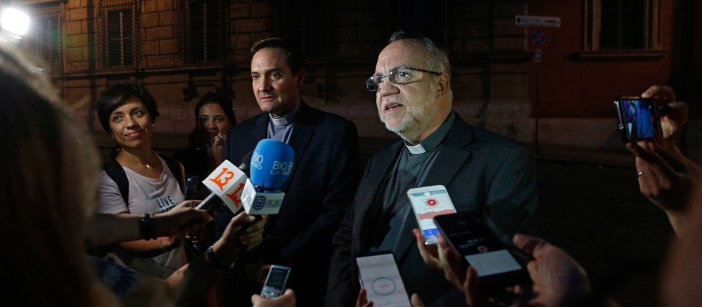 Chilenische Priester Eugenio de la Fuente (l.) und Francisco Astaburuaga Ossa