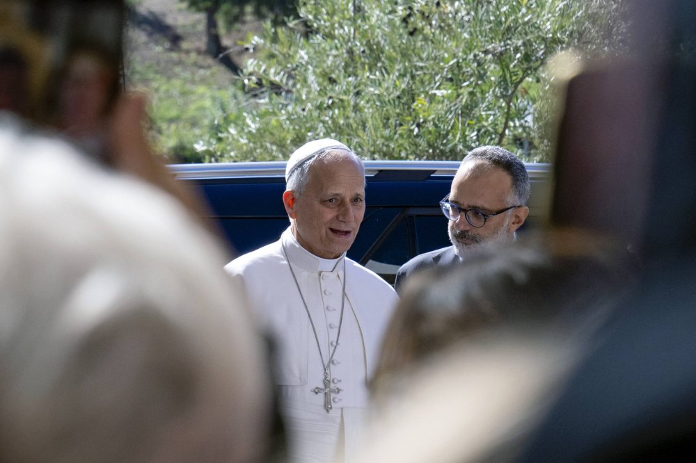 Papst Leo XIV. kommt mit einem Auto an der Gemelli-Klinik in Rom an.
