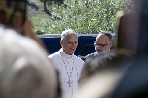 Papst Leo XIV. kommt mit einem Auto an der Gemelli-Klinik in Rom an.