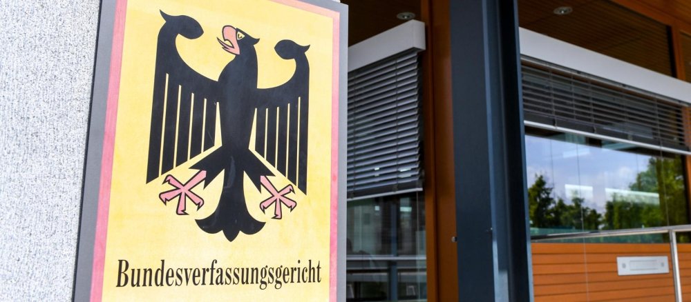 Schild vor dem Bundesverfassungsgericht mit dieser Aufschrift