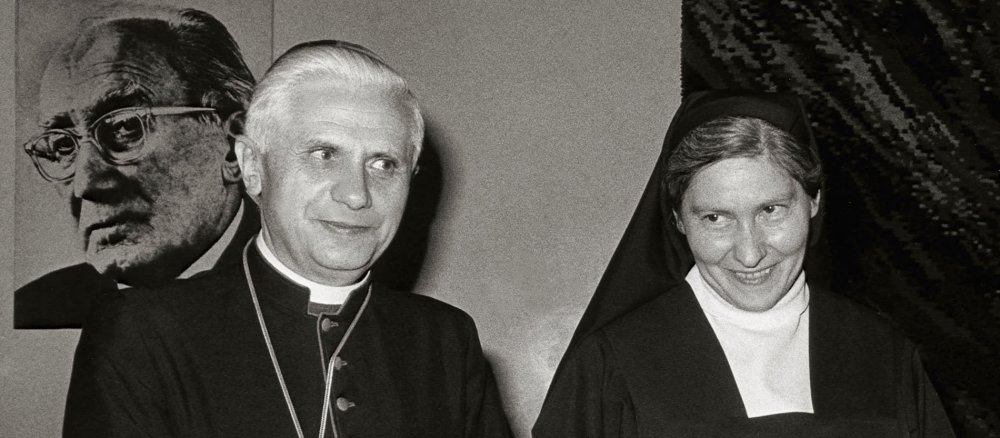Kardinal Ratzinger und Schwester Gemma Hinricher bei der Verleihung des Romano-Guardini-Preises 1982