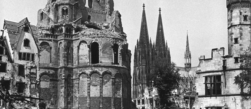 Die Kirche Sankt Martin wurde bei der Bombardierung Kölns getroffen, der Dom blieb weitgehend unversehrt.